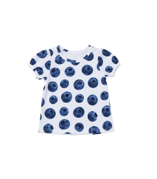 Wearing blueberries on your body is not about being “cute”; it’s about turning the quiet of the deep night into a state of silence.